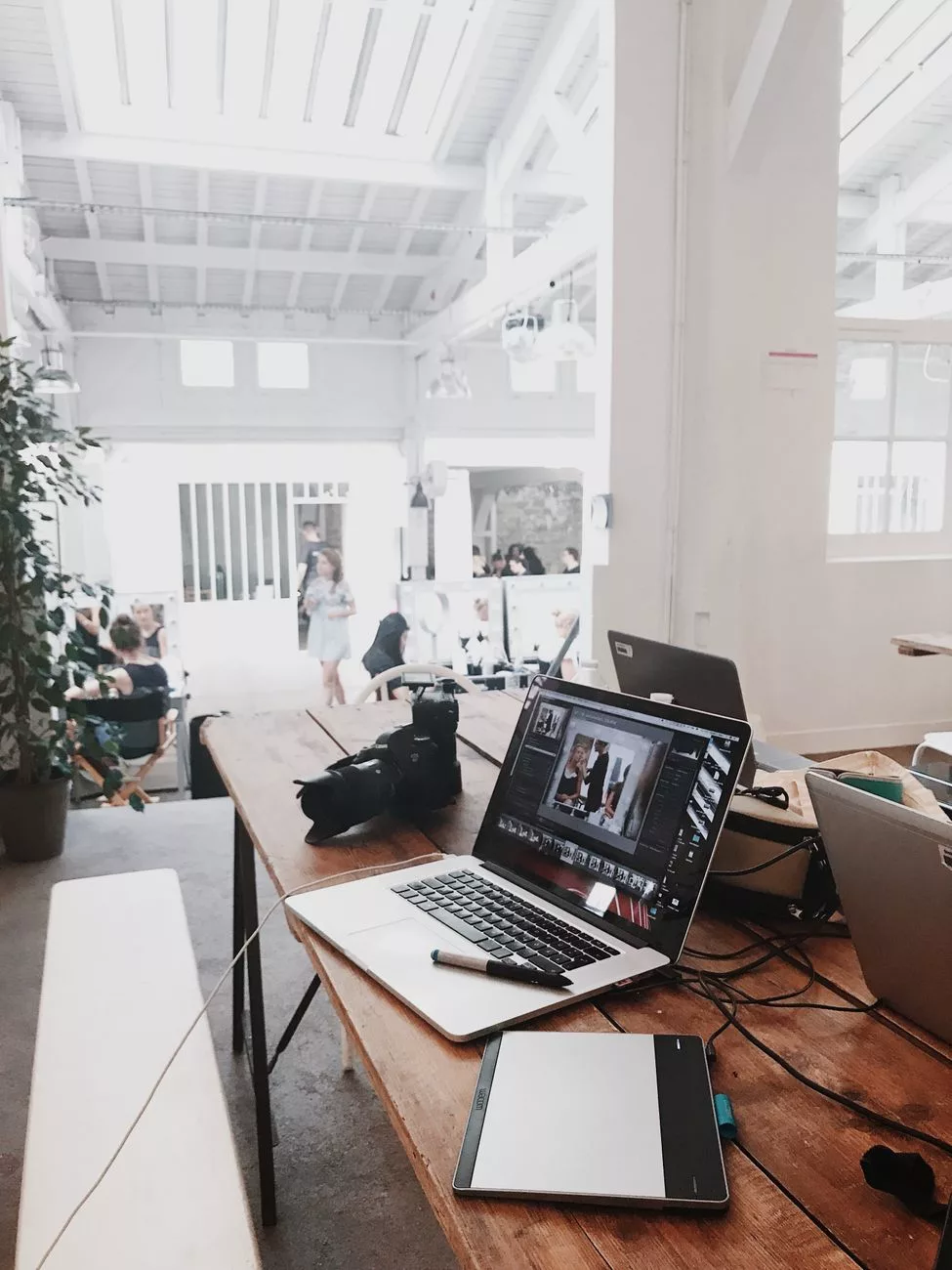 Moderner Arbeitsplatz mit Laptops